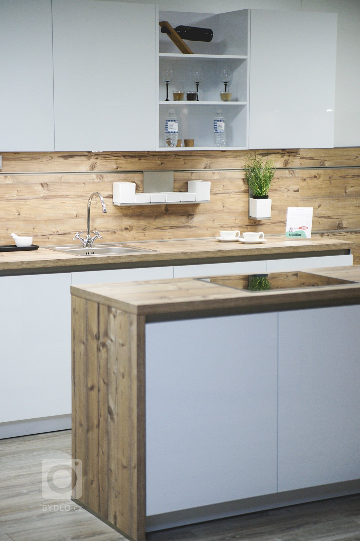ponuka vystavených kuchýn z vlastného showroomu.
