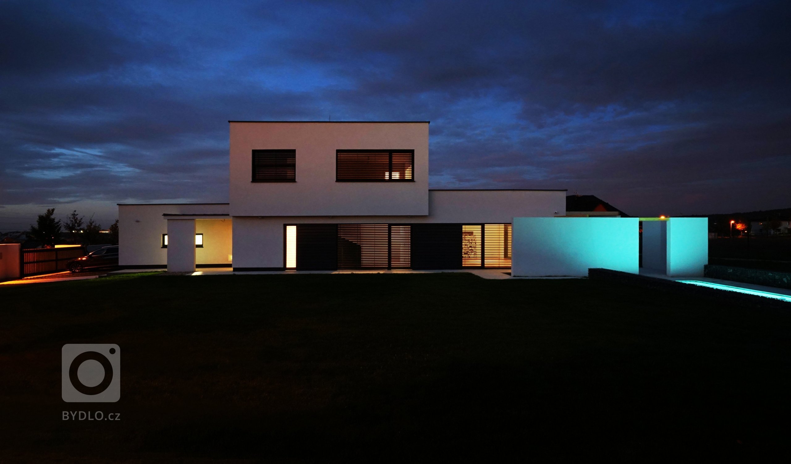 Představujeme vám novostavbu rodinného domu včetně návrhu interiéru a dohledu na realizaci. Tato novostavba zaujme svým působivým funkcionalistickým stylem,…