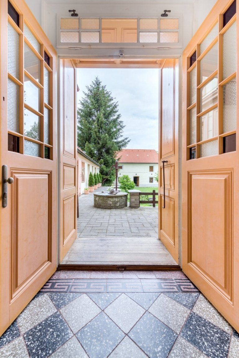 Statek postavený kolem roku 1880 měl typickou podobu české venkovské usedlosti, naším úkolem bylo zhostit se kompletní rekonstrukce interiérů.&nbsp;Požadavkem…