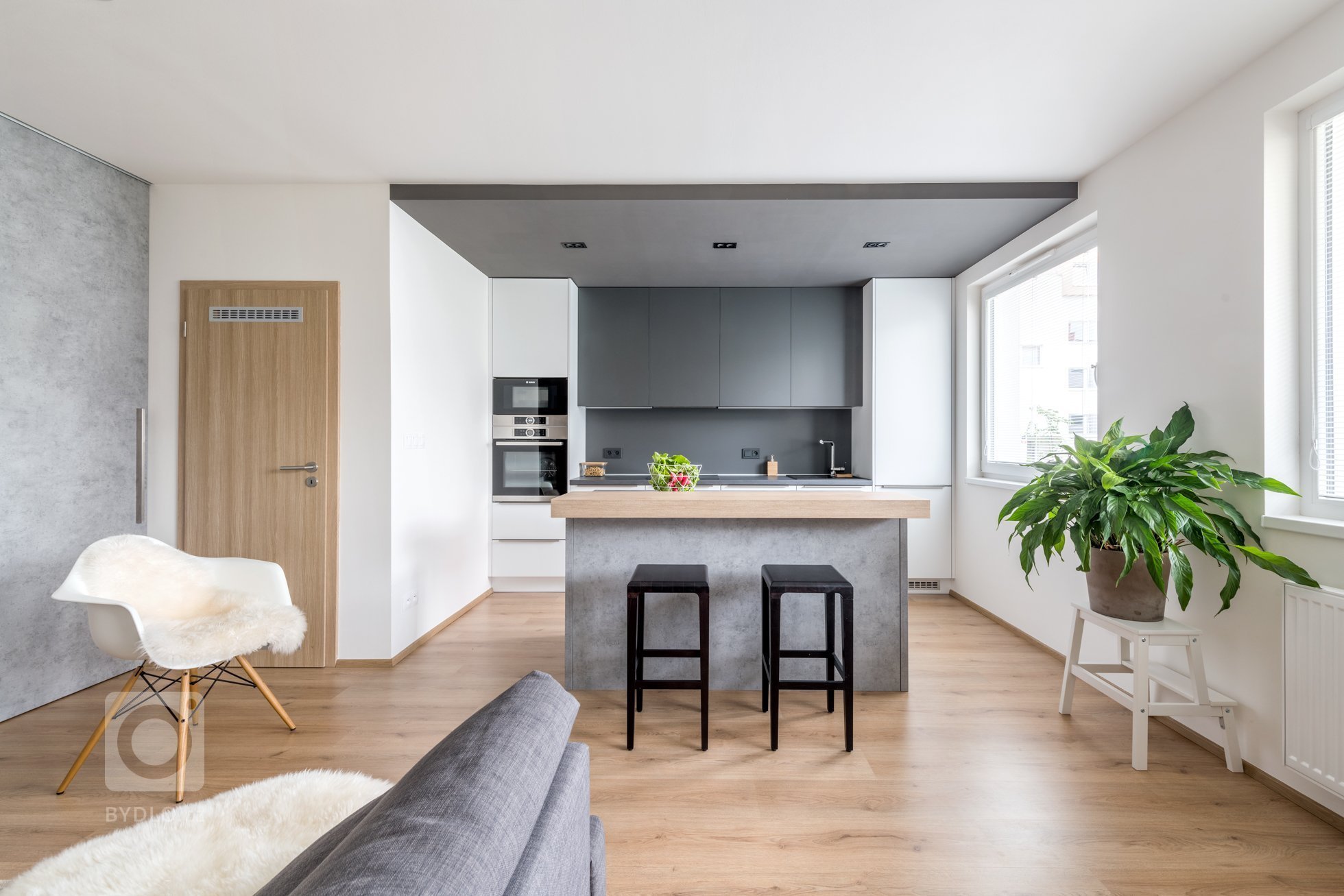 Moderní bytové interiéry se v&nbsp;posledních letech jednoznačně ubírají směrem k&nbsp;čistotě, jednoduchosti a&nbsp;vzdušnosti. Moderní interiér bytu v…