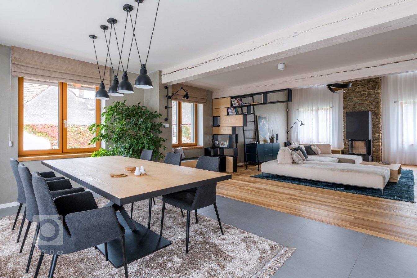 Úkolem bylo uchopit hlavní prostor, zútulnit ho a zmodernizovat. Původní interiér působil chaoticky. Mísil se zde chalupářský styl s prvky industiálního…