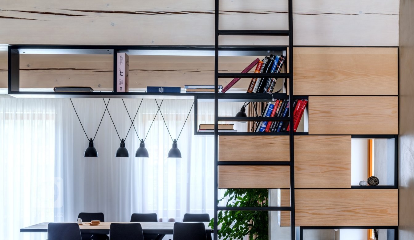 Úkolem bylo uchopit hlavní prostor, zútulnit ho a zmodernizovat. Původní interiér působil chaoticky. Mísil se zde chalupářský styl s prvky industiálního…