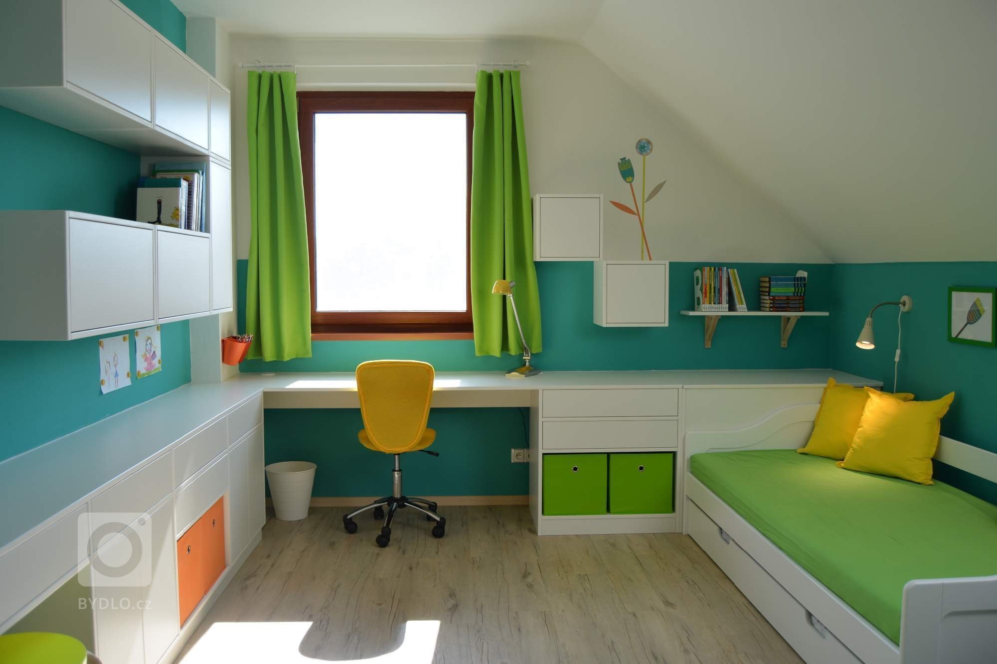 Podkrovní pokojíček pro budoucí školačku&hellip; Přáním rodičů bylo získat co nejvíce úložného prostoru a zakomponovat přídavné lůžko. Samozřejmostí bylo…