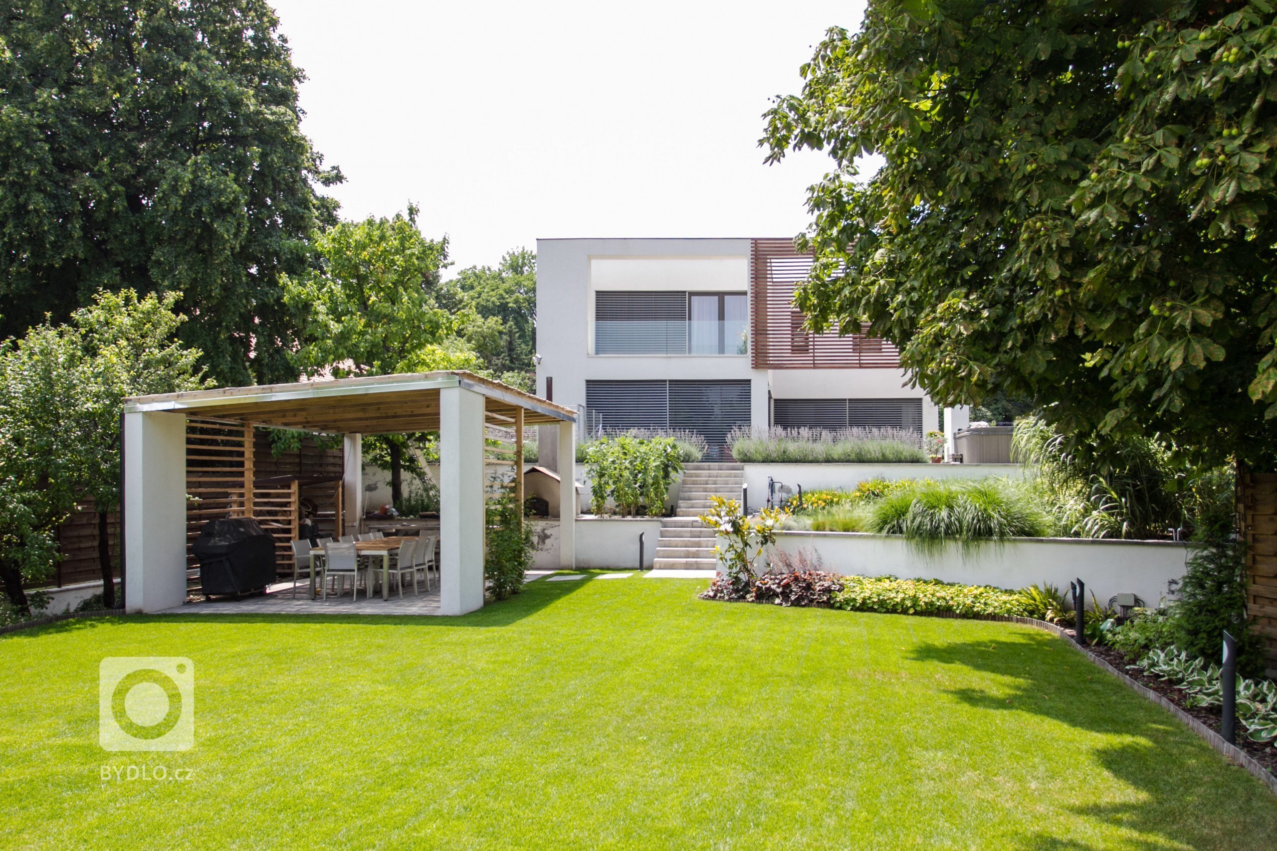 enkovní žaluzie NEVA v realizaci rodinné vilky v Maďarsku elegantně doplňují horizontální linie celého domu. Funkcionalisticky strohý tvar žaluzií Z-90 se…