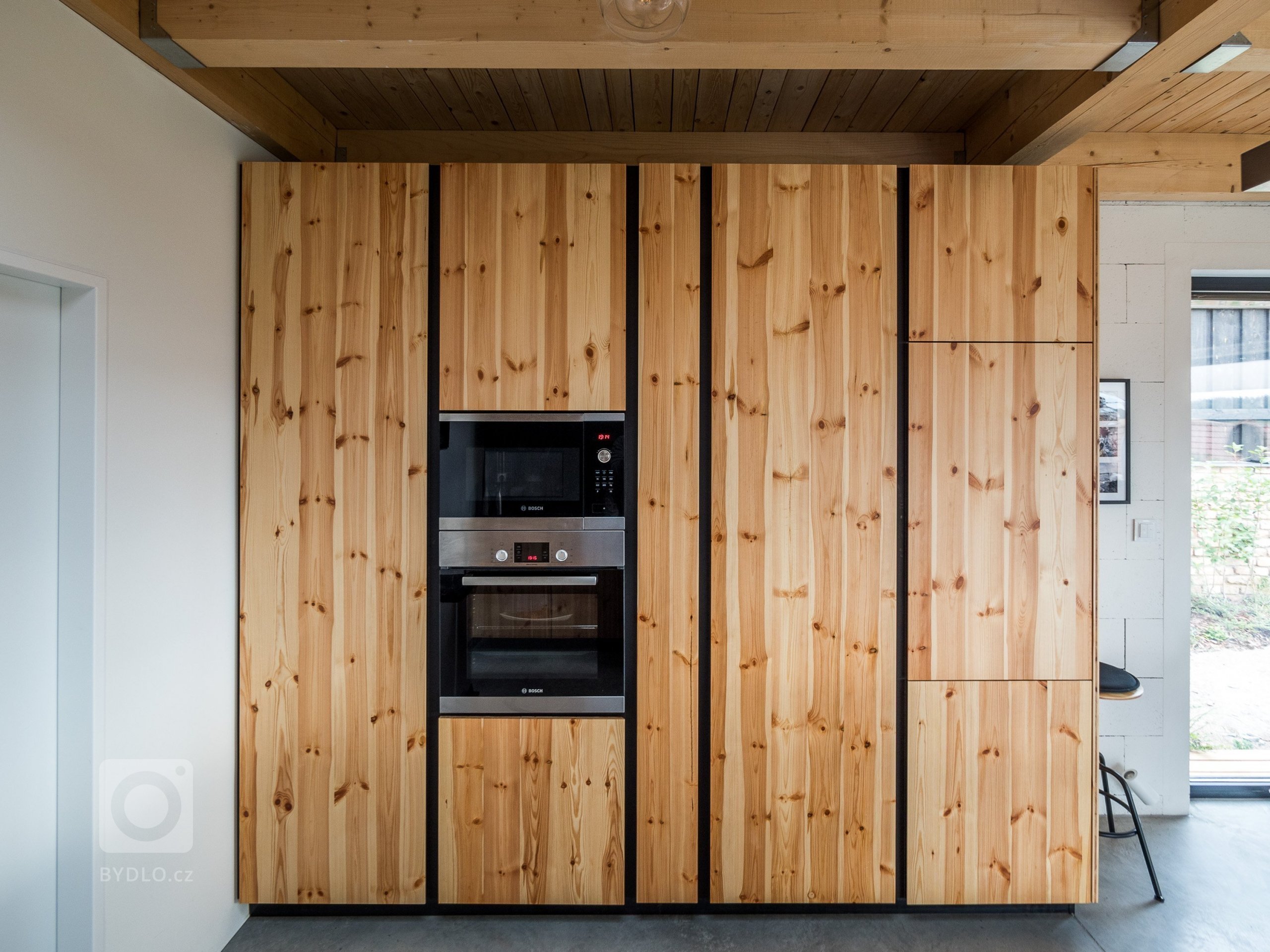 Luxusní ZENHOME u Brna s obřím rohovým prosklením se těší krásným výhledům do okolí. Původně nenápadný pozemek ve staré zástavbě bylo třeba navýšit (posloužila…