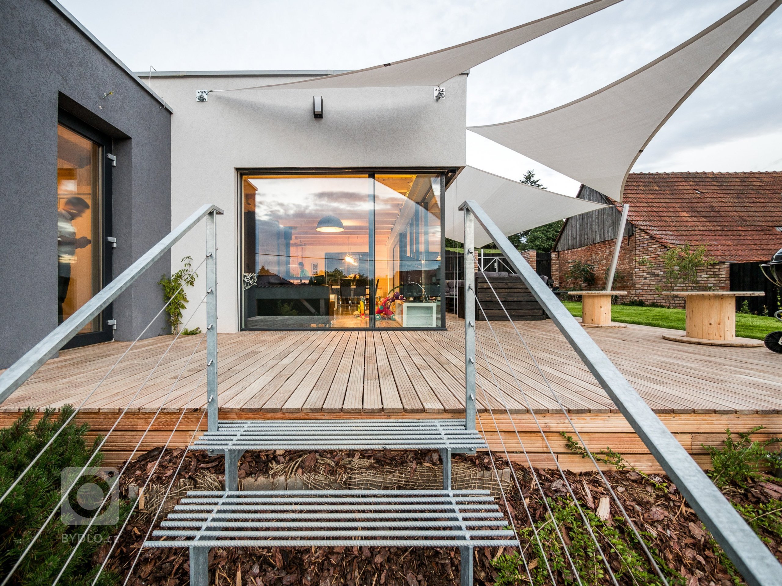 Luxusní ZENHOME u Brna s obřím rohovým prosklením se těší krásným výhledům do okolí. Původně nenápadný pozemek ve staré zástavbě bylo třeba navýšit (posloužila…