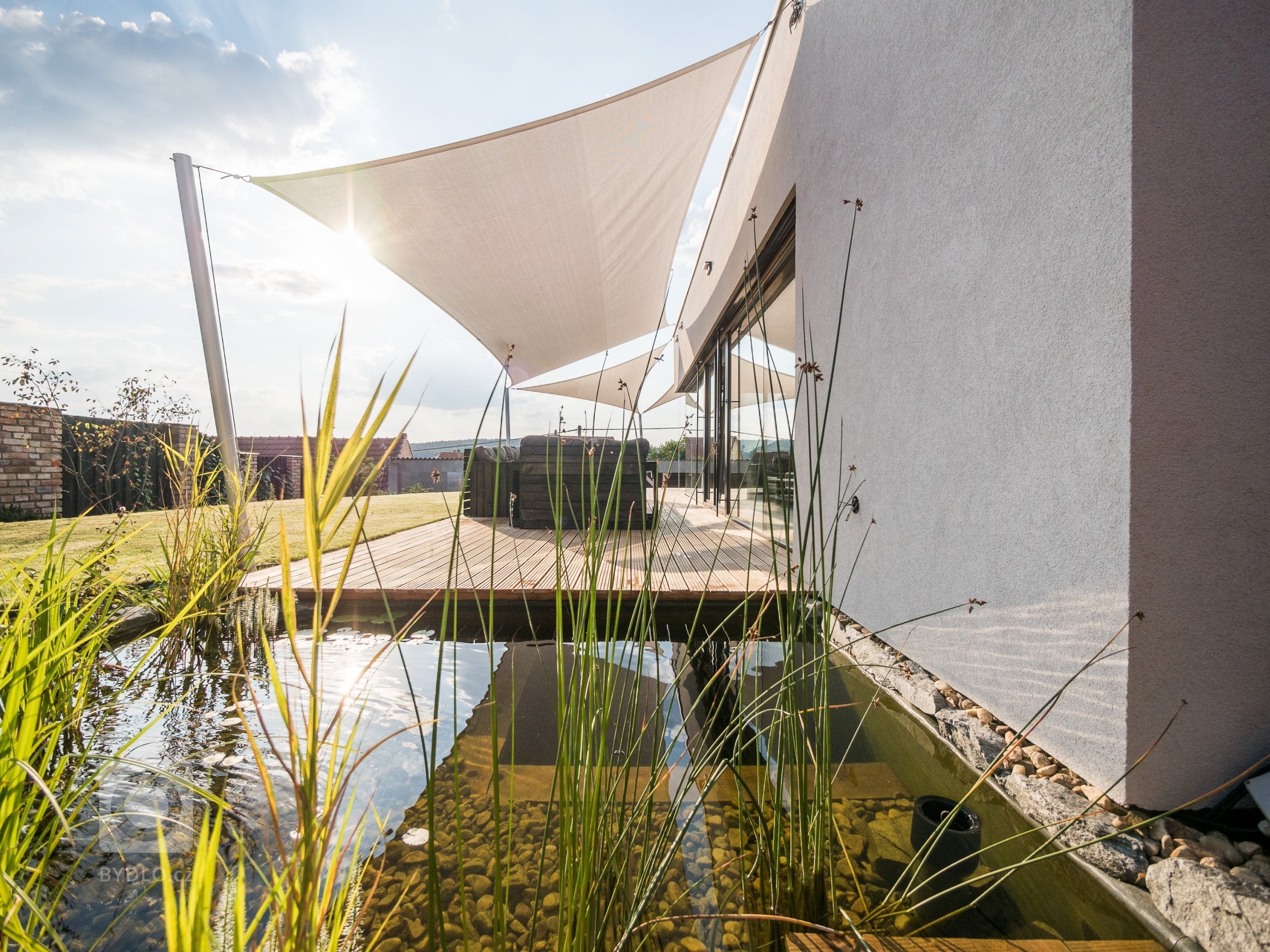 Luxusní ZENHOME u Brna s obřím rohovým prosklením se těší krásným výhledům do okolí. Původně nenápadný pozemek ve staré zástavbě bylo třeba navýšit (posloužila…