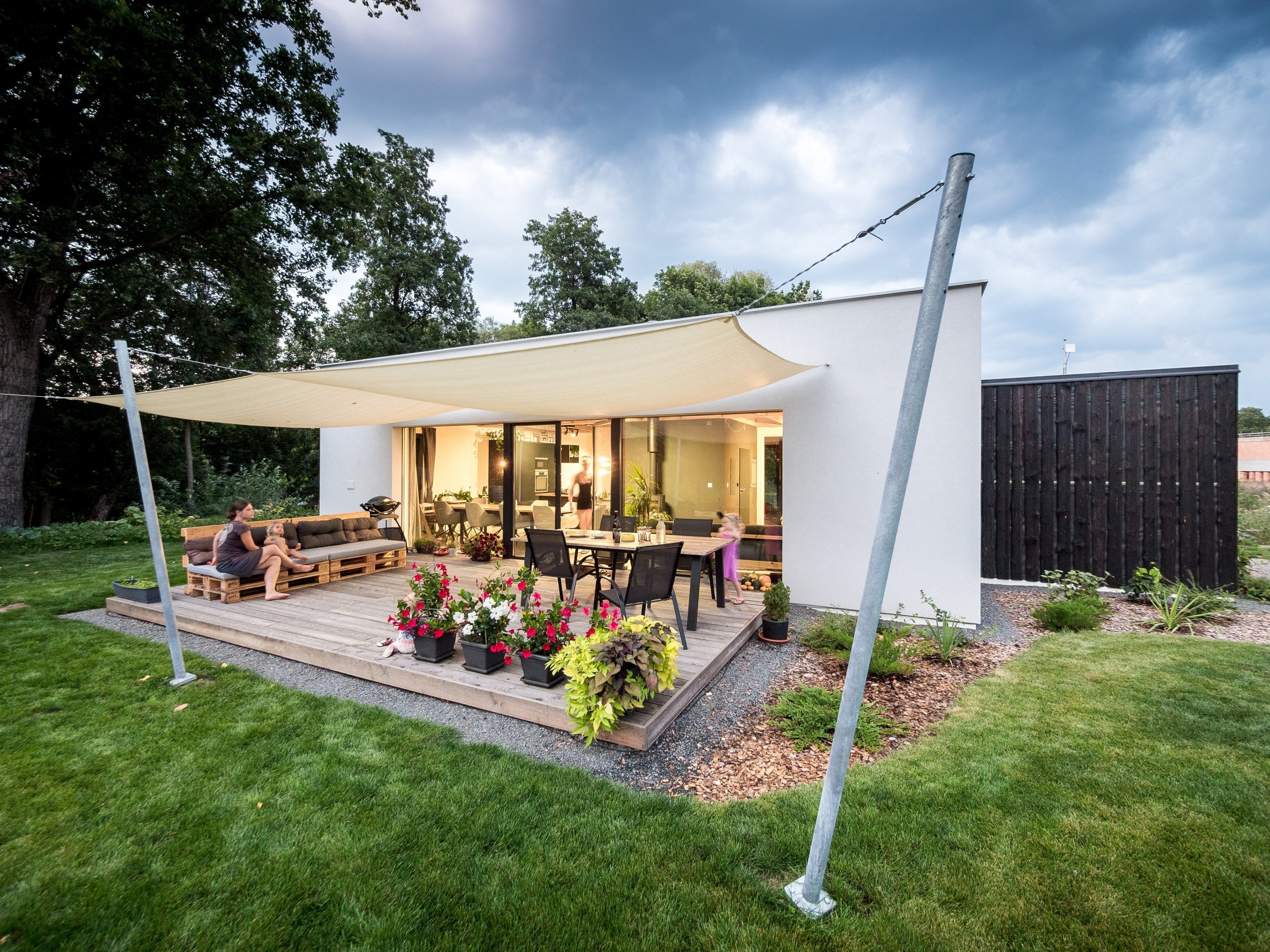 Základní hmotu domu ZEN HOME doplňuje přístavba z černých nesámovaných prken a výrazné textilní stínění terasy. Základní hmotu domu ZEN HOME doplňuje přístavba z černých nesámovaných prken a výrazné textilní stínění terasy.